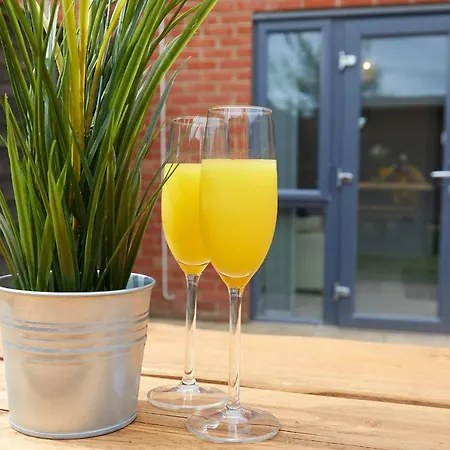 Derby City Base - 2 Bed Near Hospital, Driveway Parking, Garden Exterior photo