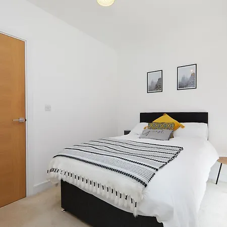 Derby City Base - 2 Bed Near Hospital, Driveway Parking, Garden Exterior photo