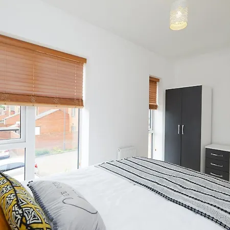 Derby City Base - 2 Bed Near Hospital, Driveway Parking, Garden Exterior photo