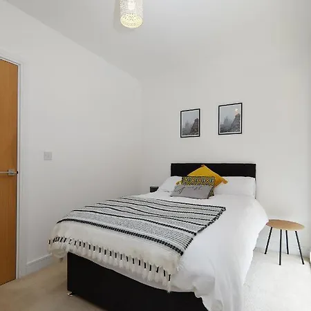 Derby City Base - 2 Bed Near Hospital, Driveway Parking, Garden Exterior photo