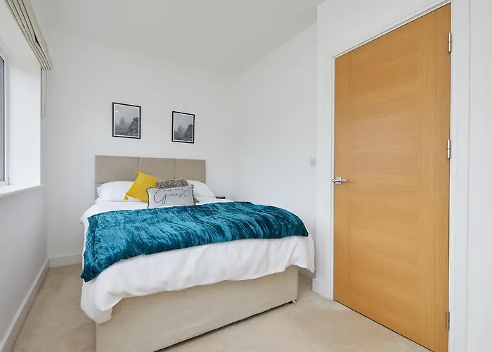 Derby City Base - 2 Bed Near Hospital, Driveway Parking, Garden