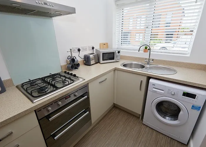 Derby City Base - 2 Bed Near Hospital, Driveway Parking, Garden