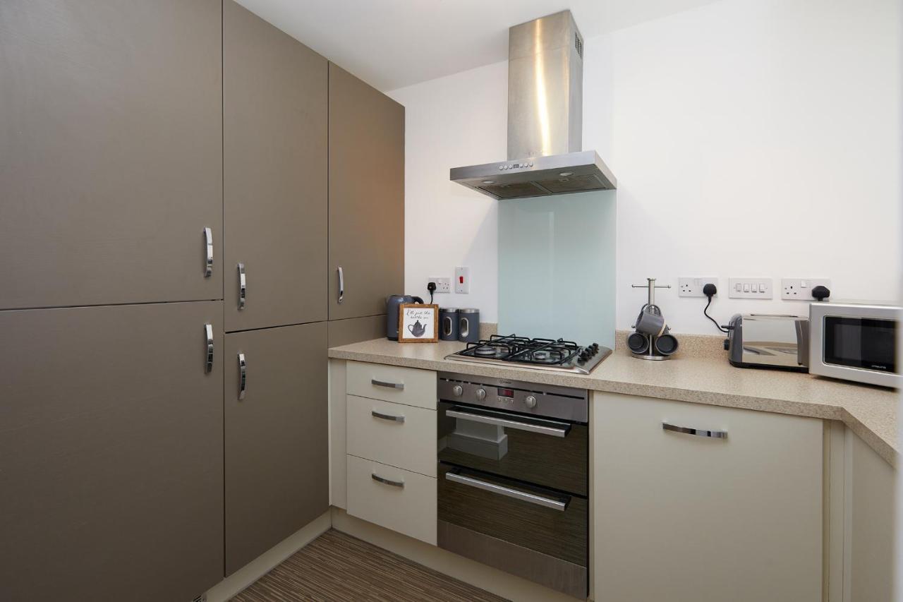 Base - 2 Bed Near Hospital, Driveway Parking, Garden Holiday home *