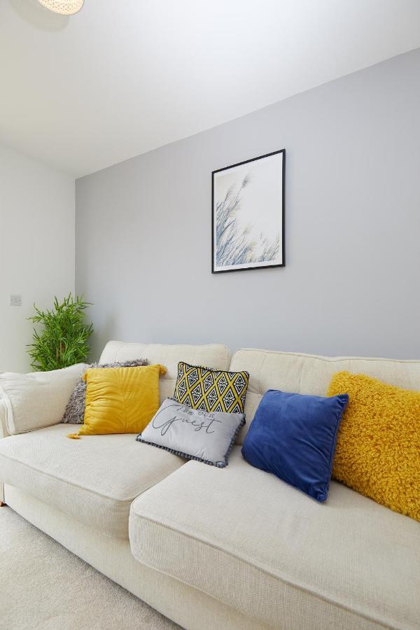 Holiday home Base - 2 Bed Near Hospital, Driveway Parking, Garden *
