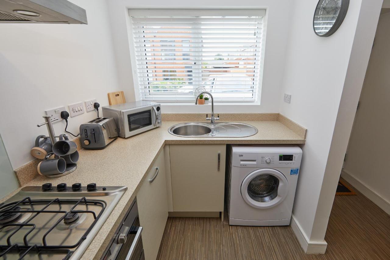 Holiday home Base - 2 Bed Near Hospital, Driveway Parking, Garden *