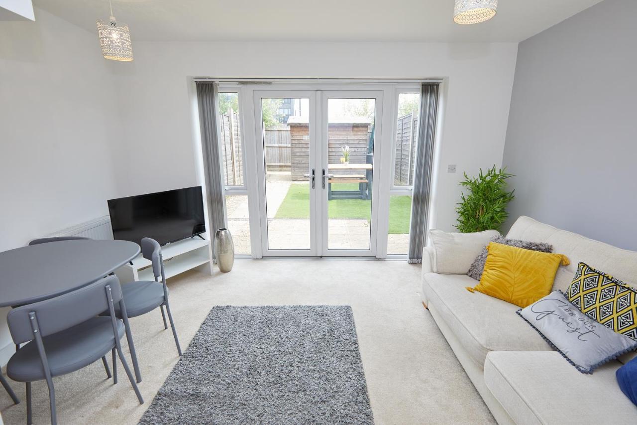 Holiday home Base - 2 Bed Near Hospital, Driveway Parking, Garden