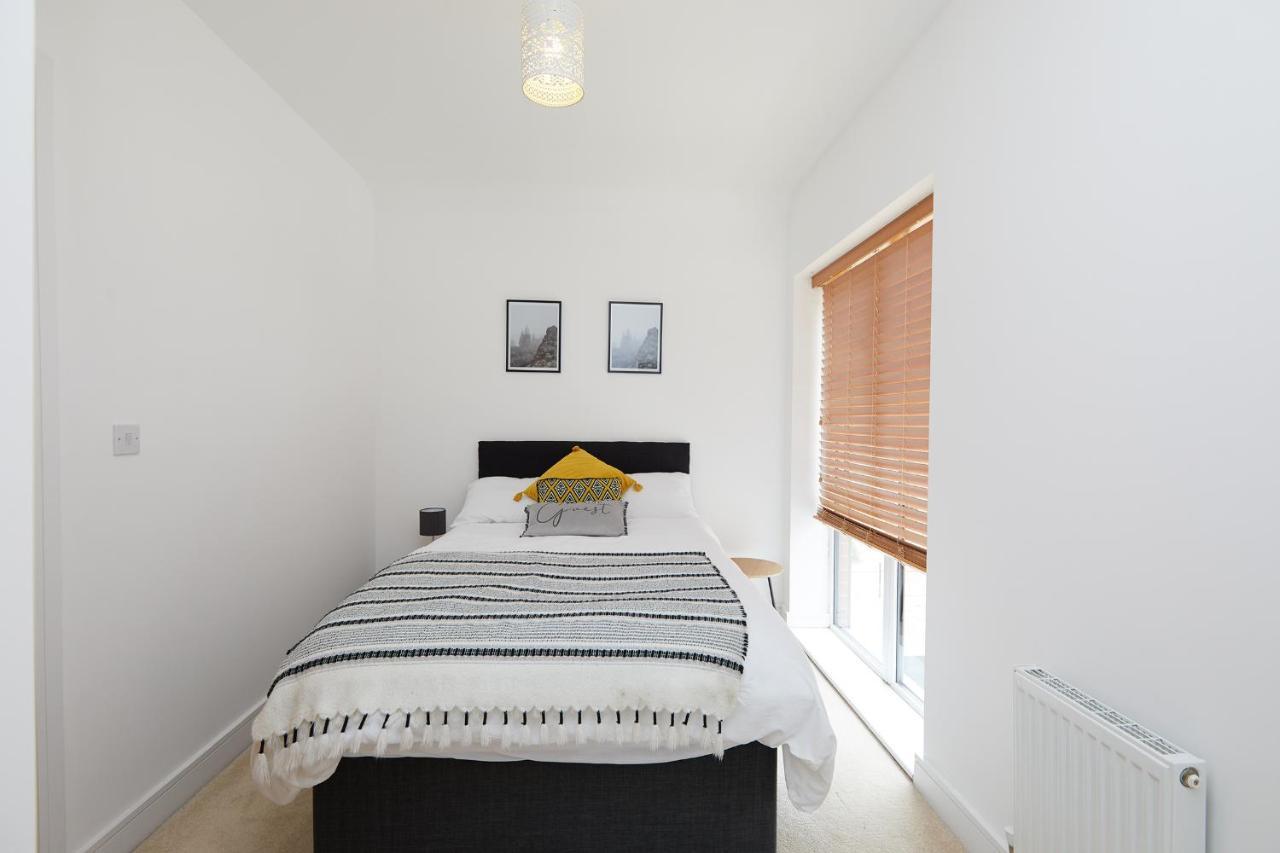 Base - 2 Bed Near Hospital, Driveway Parking, Garden *
