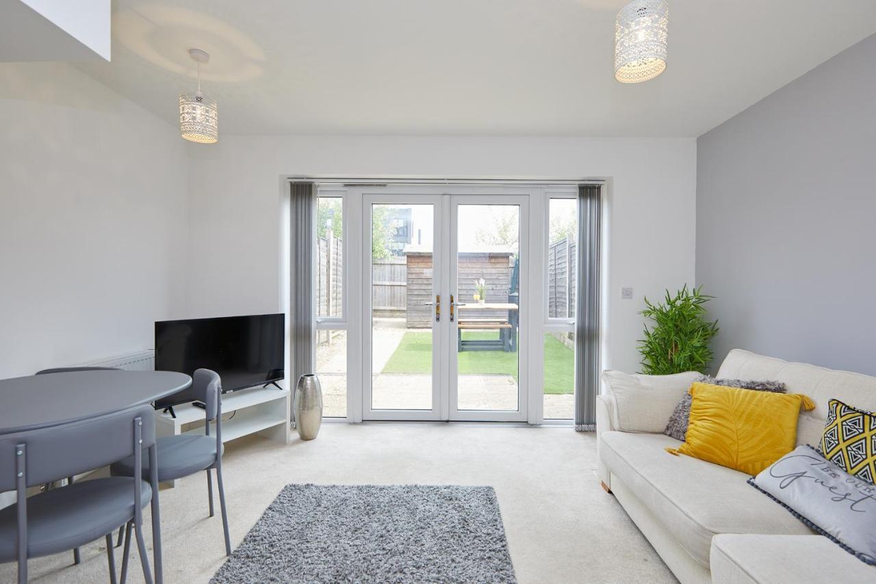 Base - 2 Bed Near Hospital, Driveway Parking, Garden Holiday home
