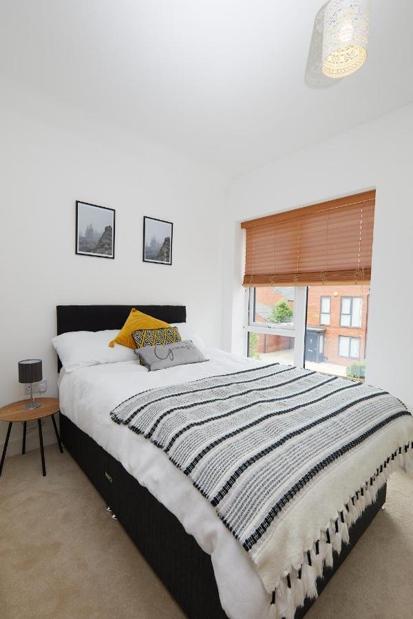 Base - 2 Bed Near Hospital, Driveway Parking, Garden Holiday home