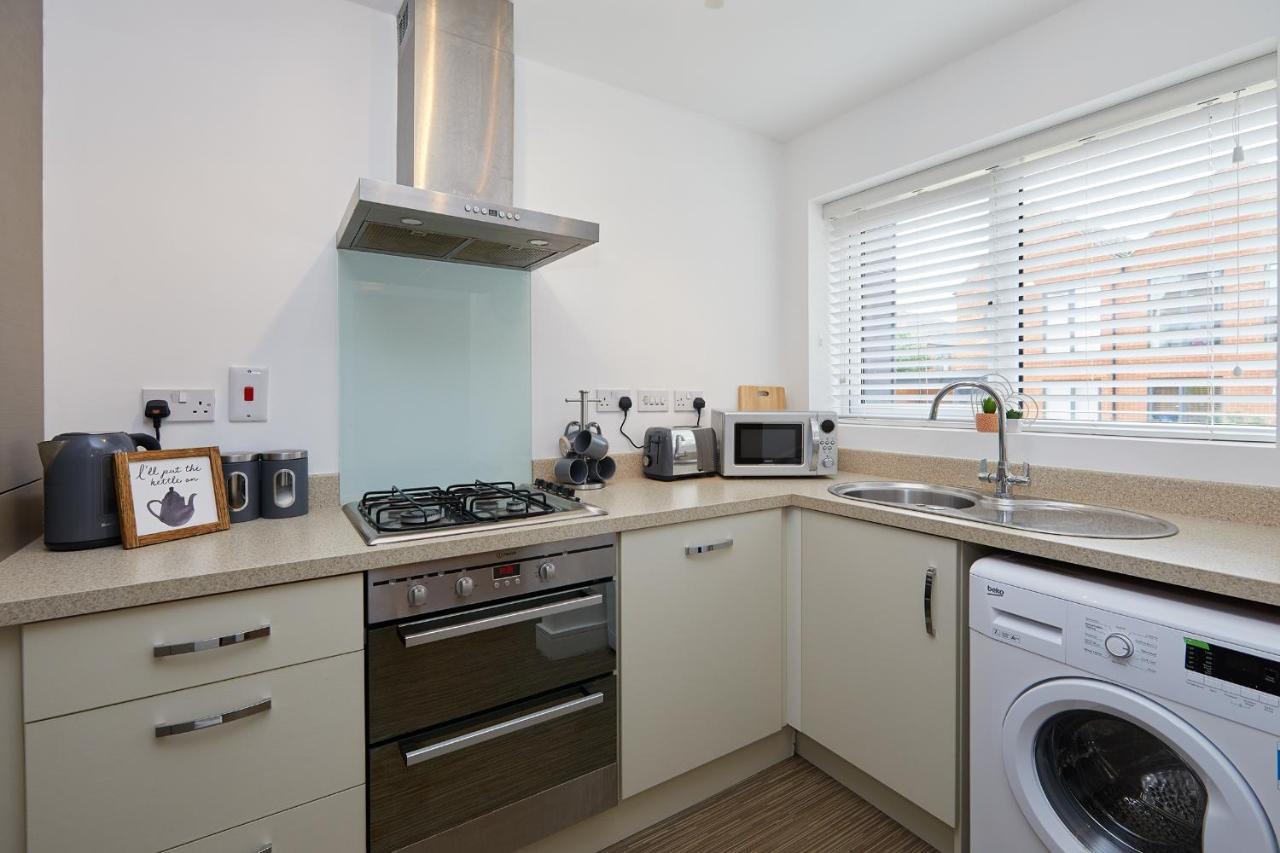 Base - 2 Bed Near Hospital, Driveway Parking, Garden Holiday home *