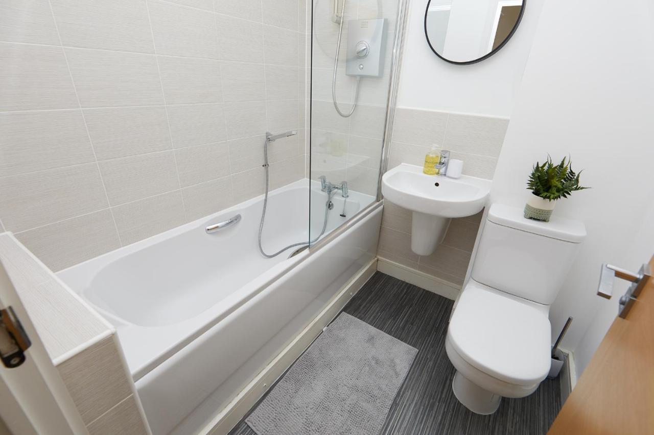 Base - 2 Bed Near Hospital, Driveway Parking, Garden Holiday home Derby