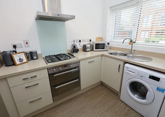Derby City Base - 2 Bed Near Hospital, Driveway Parking, Garden