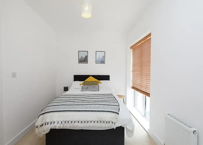 Derby City Base - 2 Bed Near Hospital, Driveway Parking, Garden