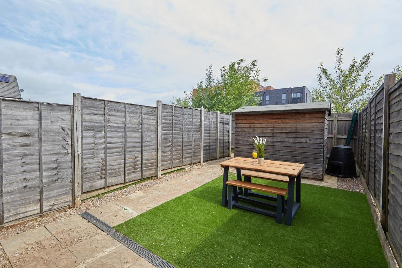 Holiday home Base - 2 Bed Near Hospital, Driveway Parking, Garden