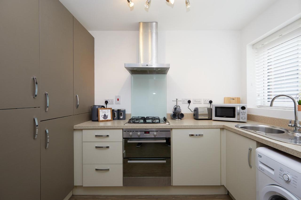 Holiday home Base - 2 Bed Near Hospital, Driveway Parking, Garden