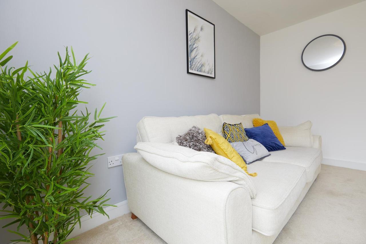 Holiday home Base - 2 Bed Near Hospital, Driveway Parking, Garden *